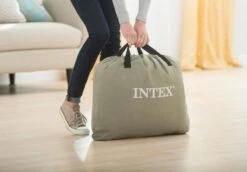 Intex Deluxe Pillow Rest Raised Luchtbed - Eenpersoons - Ingebouwde Elektrische Pomp 14 Intex Deluxe Pillow Rest Raised Luchtbed - Eenpersoons - Ingebouwde Elektrische Pomp -Camping Avontuur 1320 1900 64132 inuse1 2017 300