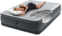 Intex Comfort Plush Hoog Luchtbed - Queensize - Ingebouwde Elektrische Pomp 15 Intex Comfort Plush Hoog Luchtbed - Queensize - Ingebouwde Elektrische Pomp -Camping Avontuur 1320 1900 64414 inuse3 2023 300