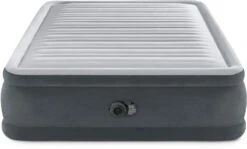 Intex Comfort Plush Hoog Luchtbed - Queensize - Ingebouwde Elektrische Pomp 14 Intex Comfort Plush Hoog Luchtbed - Queensize - Ingebouwde Elektrische Pomp -Camping Avontuur 1320 1900 64414 prd2 2023 300