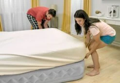 Intex Supreme Air Flow Luchtbed - Queensize - Ingebouwde Elektrische Pomp 18 Intex Supreme Air Flow Luchtbed - Queensize - Ingebouwde Elektrische Pomp -Camping Avontuur 1320 1900 64490 inuse1 2020 300