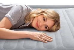 Intex Comfort Plush Luchtbed - Queensize - Ingebouwde Elektrische Pomp 17 Intex Comfort Plush Luchtbed - Queensize - Ingebouwde Elektrische Pomp -Camping Avontuur 1320 1900 67770 inuse1 2022 300