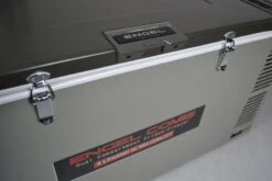 Engel MD60F-C Dual-zone Compressor Koelbox - 57 Liter 9 Engel MD60F-C Dual-zone Compressor Koelbox - 57 Liter -Camping Avontuur 1900 2849 md60fc verschluss detail