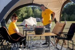 LotusGrill XL Hybrid Houtskoolbarbecue - Rood -Camping Avontuur lotus grill in gebruik met toppy shirtje 2