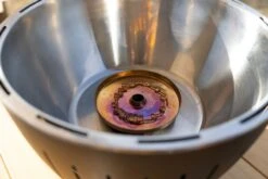 LotusGrill XL Hybrid Houtskoolbarbecue - Rood -Camping Avontuur lotusgrill binnenkant pitje 3