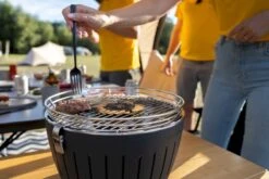 LotusGrill XL Hybrid Houtskoolbarbecue - Rood -Camping Avontuur lotusgrill in gebruik hamburger 3