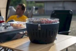 LotusGrill XL Hybrid Houtskoolbarbecue - Rood -Camping Avontuur lotusgrill in gebruik met toppy shirtje 2