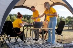 LotusGrill XL Hybrid Houtskoolbarbecue - Rood -Camping Avontuur sfeerfoto met meerdere shirtjes